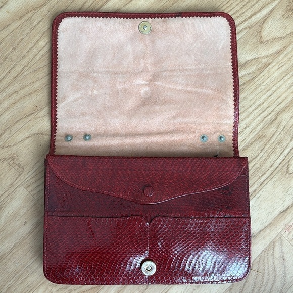 Red crocodile skin textured clutch - Picture 5 of 10